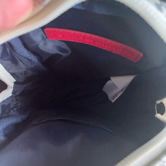 Tommy Hilfiger cross body - Picture 3 of 3